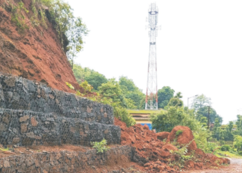 कुडपण रस्त्यावर दरड कोसळली