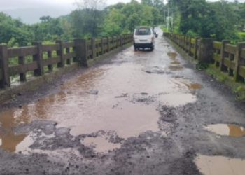 चिल्हार नदीवरील किकवी पुलावर खड्ड्यांचे साम्राज्य