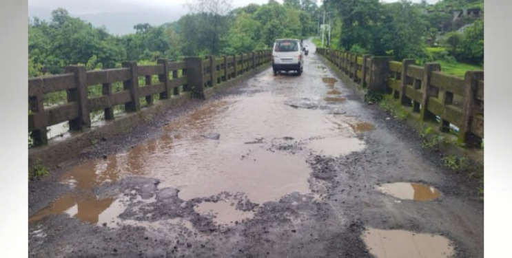 चिल्हार नदीवरील किकवी पुलावर खड्ड्यांचे साम्राज्य