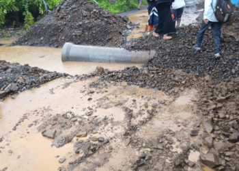 ग्रामस्थांच्या सतर्कतेमुळे रस्त्यावर पाईप मोरी