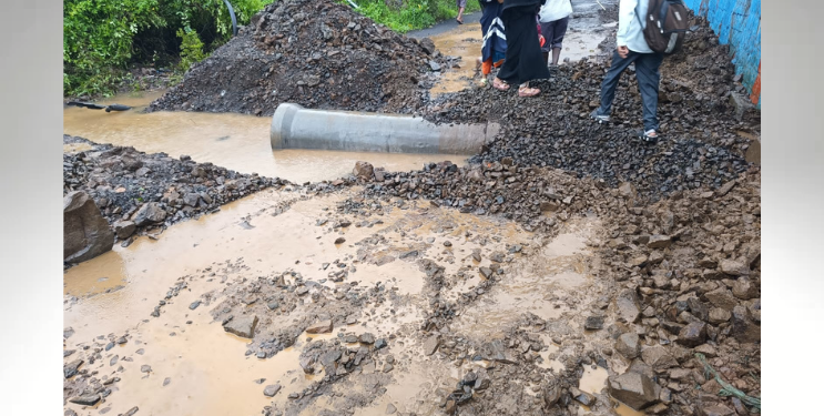ग्रामस्थांच्या सतर्कतेमुळे रस्त्यावर पाईप मोरी