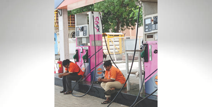 पेट्रोलपंपावर ‘ब्र’ ज्ञानाचे धडे