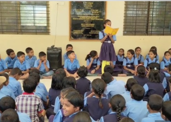 पावसाळ्यात विद्यार्थी एका गणवेशावर