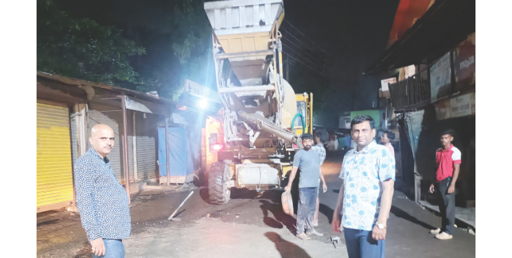 पाली नगरपंचायतीने रस्त्यांवरील खड्डे रातोरात बुजवले