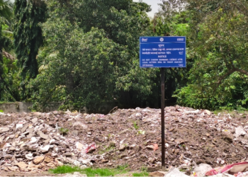 सिडकोच्या फलकाखालीच डेब्रिजचे ढीग