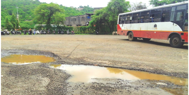 मुरुड एसटी डेपो खड्डे मुक्त कधी होणार?