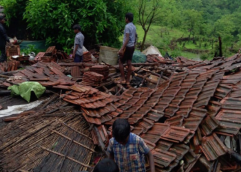 खरबाची वाडीतील घर कोसळले