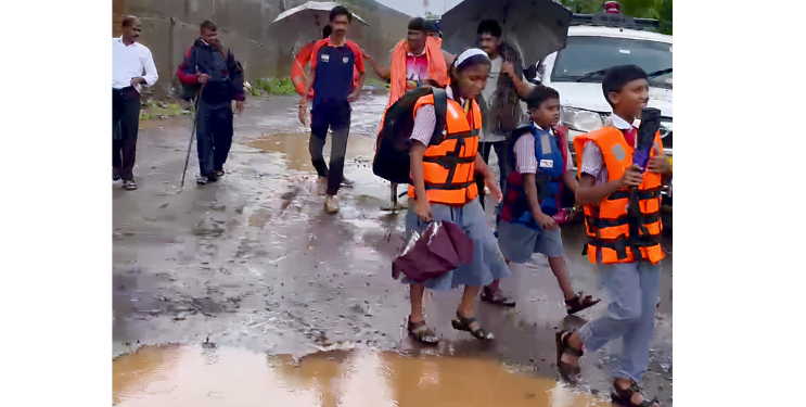 पाण्यात अडकलेल्या विद्यार्थ्यांची सुखरुप सुटका