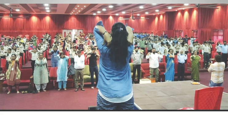 रसायनी येथे योग सत्राचे मार्गदर्शन