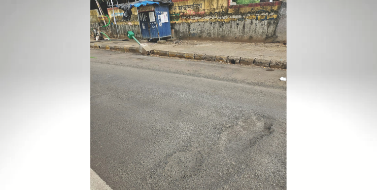 डांबरीकरणानंतर 25 दिवसांत रस्ता उखडला