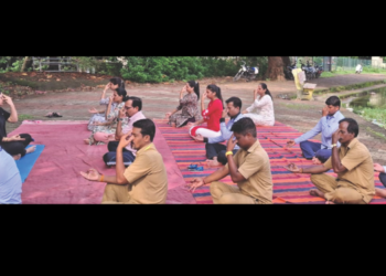 ग्रामपंचायत कर्मचाऱ्यांची योगासने