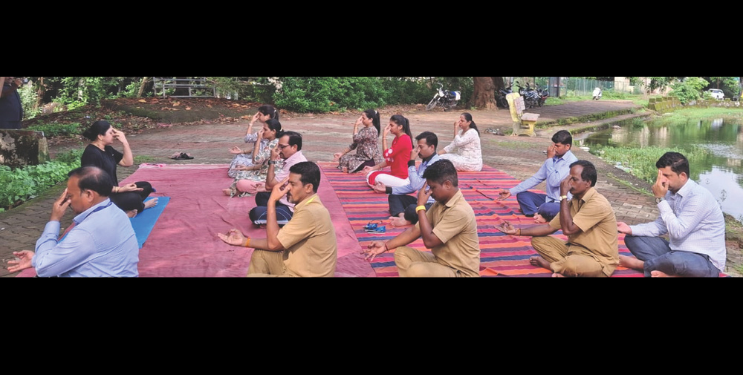 ग्रामपंचायत कर्मचाऱ्यांची योगासने