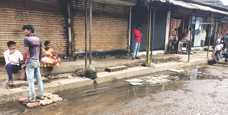 तळा नगरपंचायतीचे गटार कूचकामी