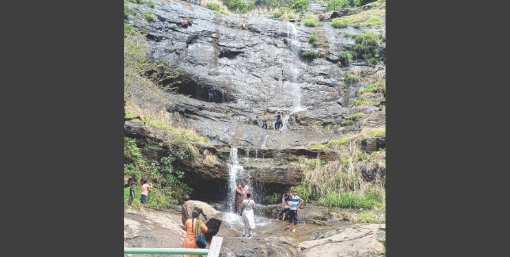घाटरस्त्यातील जुम्मापट्टी धबधबा प्रवाहित