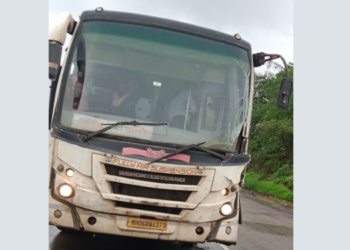 अलिबाग- पनवेल विना वाहक बसचा अपघात; प्रवासी जखमी