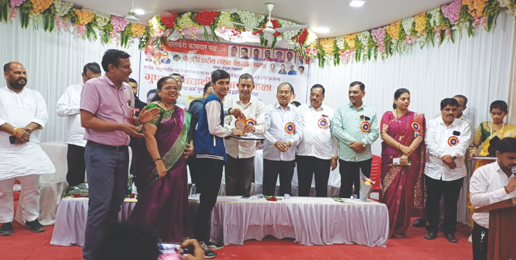 शेकापच्यावतीने गुणवंत विद्यार्थ्यांचा सन्मान