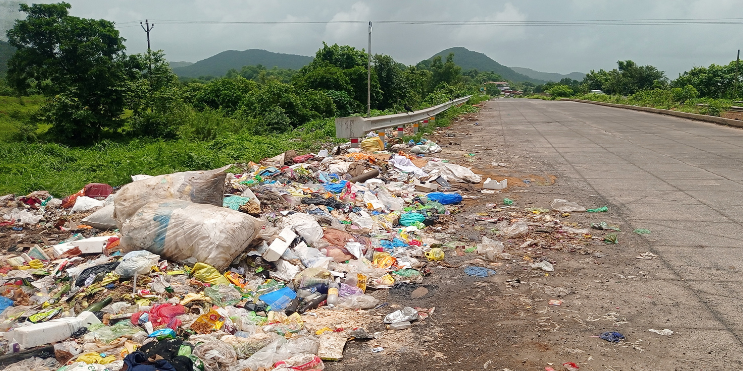 महामार्गावरील कचऱ्यामुळे आरोग्य धोक्यात