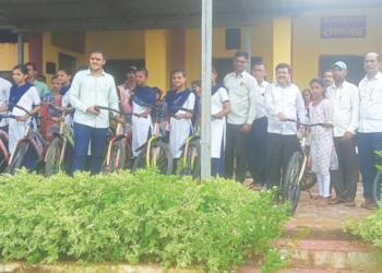 सुमेध खैरे यांच्या वाढदिवसानिमित्त शैक्षणिक साहित्य वाटप