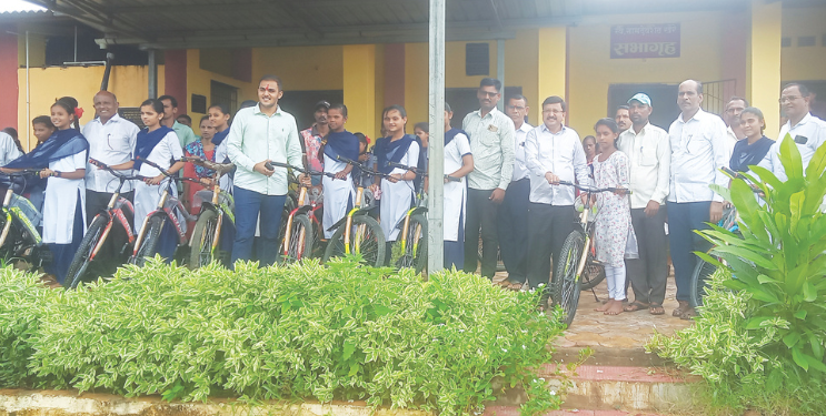 सुमेध खैरे यांच्या वाढदिवसानिमित्त शैक्षणिक साहित्य वाटप