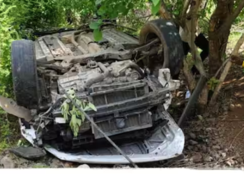 तीनशे फूट दरीत कोसळून वाहन पलटी