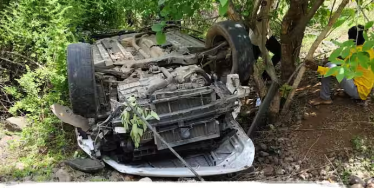 तीनशे फूट दरीत कोसळून वाहन पलटी