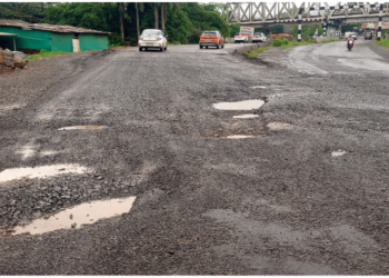 मुंबई-गोवा महामार्गावर जीवघेणे खड्डे