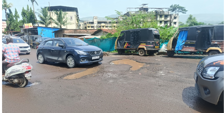 वाकण-खोपोली मार्गावर खड्ड्यांचे साम्राज्य