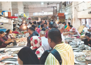 पनवेल मच्छी मार्केटमध्ये चिखल