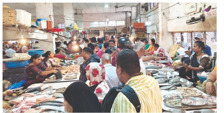 पनवेल मच्छी मार्केटमध्ये चिखल