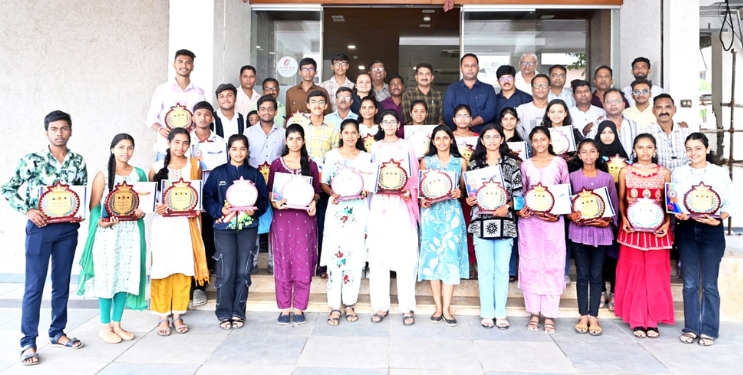 अलिबाग फोटोग्राफर्सतर्फे विद्यार्थ्यांचा गुणगौरव