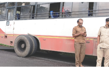 चालत्या बसचा टायर निखळला