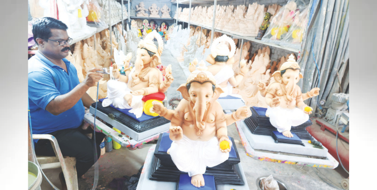 मूर्तिकार लागले कामाला