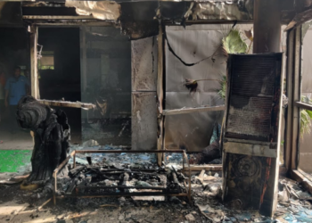 एसीला शाॅर्ट सर्किटमुळे आग