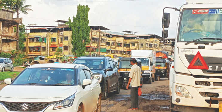 महामार्गावर वाहनांच्या लांबच लांब रांगा