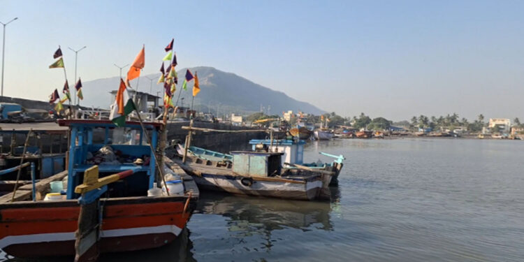 मासेमारीला बंदी केवळ कागदावरच