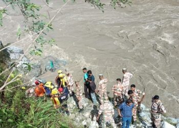 अलकनंदा नदीत बस बुडाली; 11 प्रवासी बेपत्ता