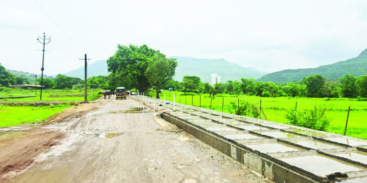 वेणगाव-कर्जत काँक्रीटीकरणाला वेग