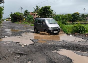 वेलवली खानाव ते वावे रस्ता खड्ड्यात