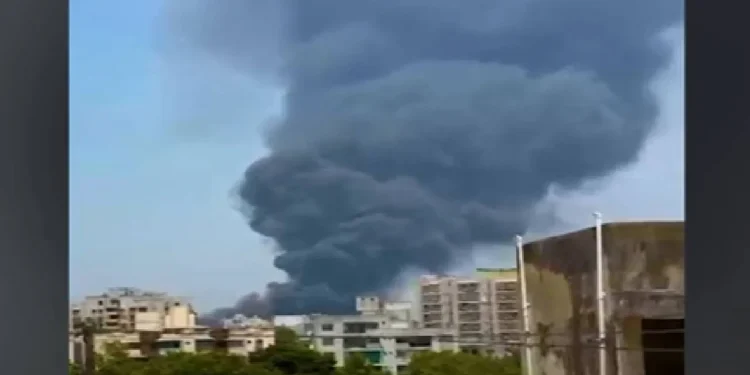 मोठी दुर्घटना! अहमदाबादमध्ये एअर इंडियाचं प्रवासी विमान कोसळलं