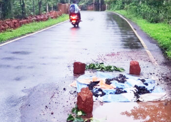 खचलेल्या मोरीवर तात्पुरती मलमपट्टी