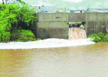 औद्योगिक क्षेत्रातील सांडपाणी थेट गटारात