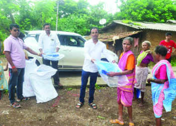 आदिवासींना ताडपत्रीचे वाटप
