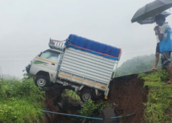 खचलेल्या रस्त्यात टेम्पो अडकला