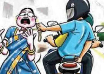 वृद्ध महिलेच्या गळ्यातील दागिने खेचून चोरटे पसार