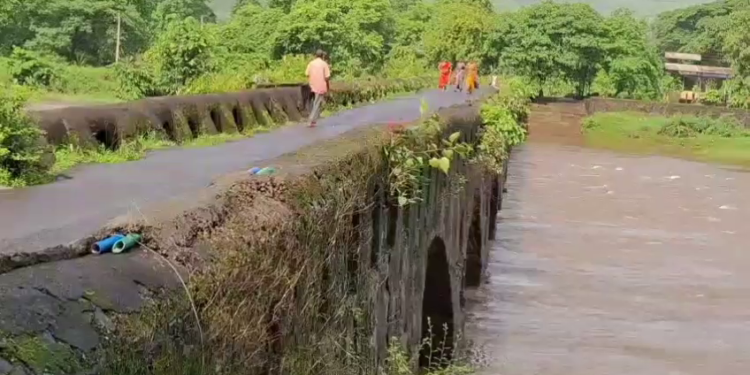 नागोठण्यातील ऐतिहासिक पूल वाहतुकीसाठी बंद