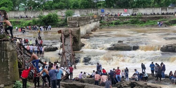 पुण्यात इंद्रायणी नदीवरील पूल कोसळला; सहा जणांचा मृत्यू