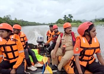 आदिवासी महिलेची अंबा नदीत उडी