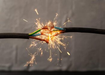 दुर्दैवी घटना! विजेच्या धक्क्याने दोघांचा मृत्यू