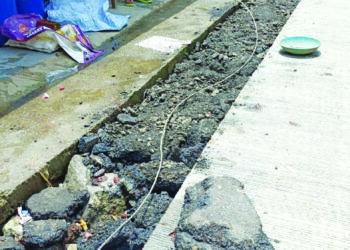 भर बाजारपेठेत विद्युत केबल पडली