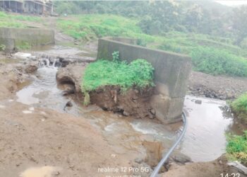 कालव्यावरील साकव गेला वाहून